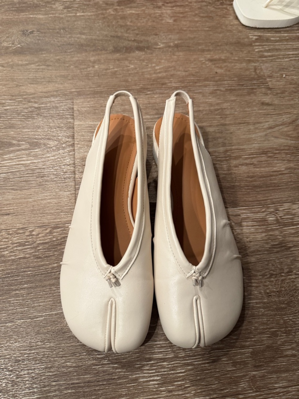 Tabi white leather sling back Flats